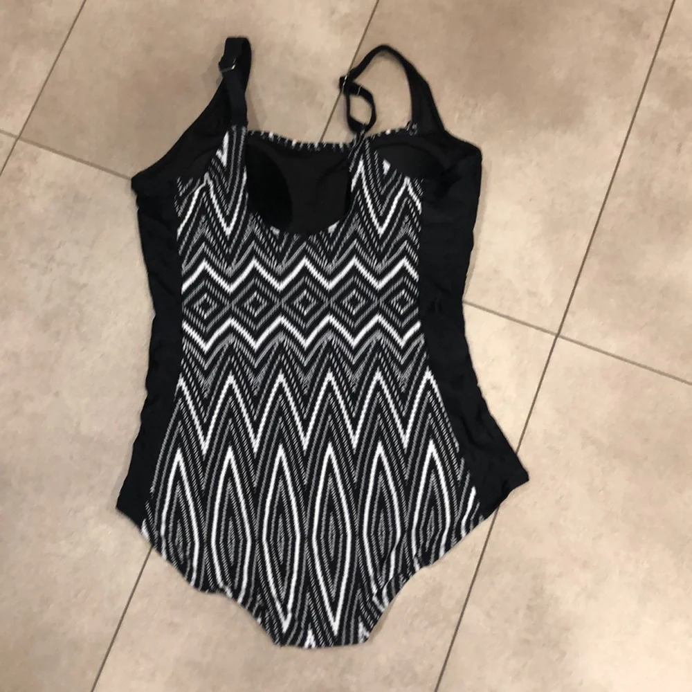 NWOT Black & White Women’s  Size 8 Swimsuit w/adj straps & removable bra pads.